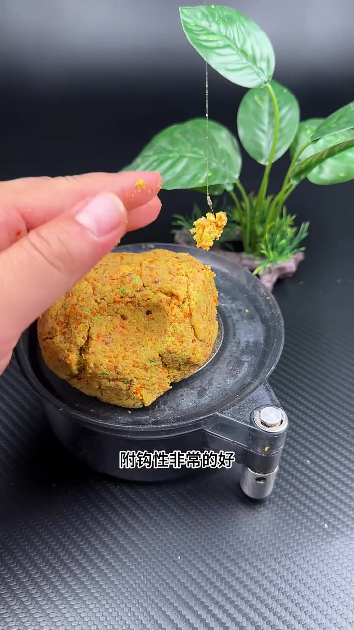 又到了秋季大板鲫狂口的时候了,这个千里香味型的鲫鱼饵料抓紧入手,在水中穿透力强中鱼率高