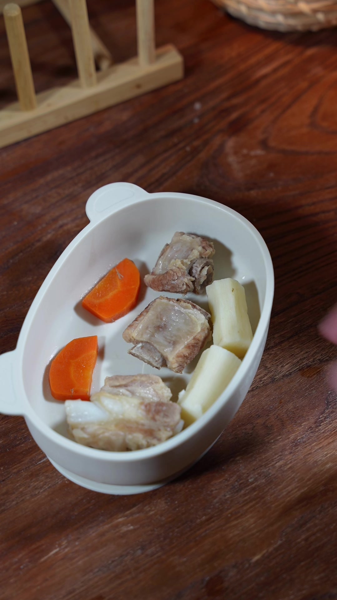 山药和排骨一起清炖,软烂脱骨入味,优质辅食餐