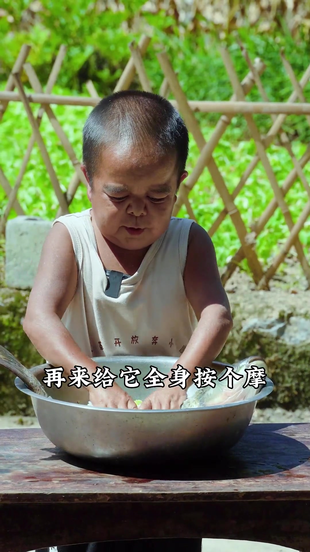 乡村的集市永远是充满人间烟火气,回家简简单单做个红烧鱼也是平凡日子里的一点小确幸新农人计划