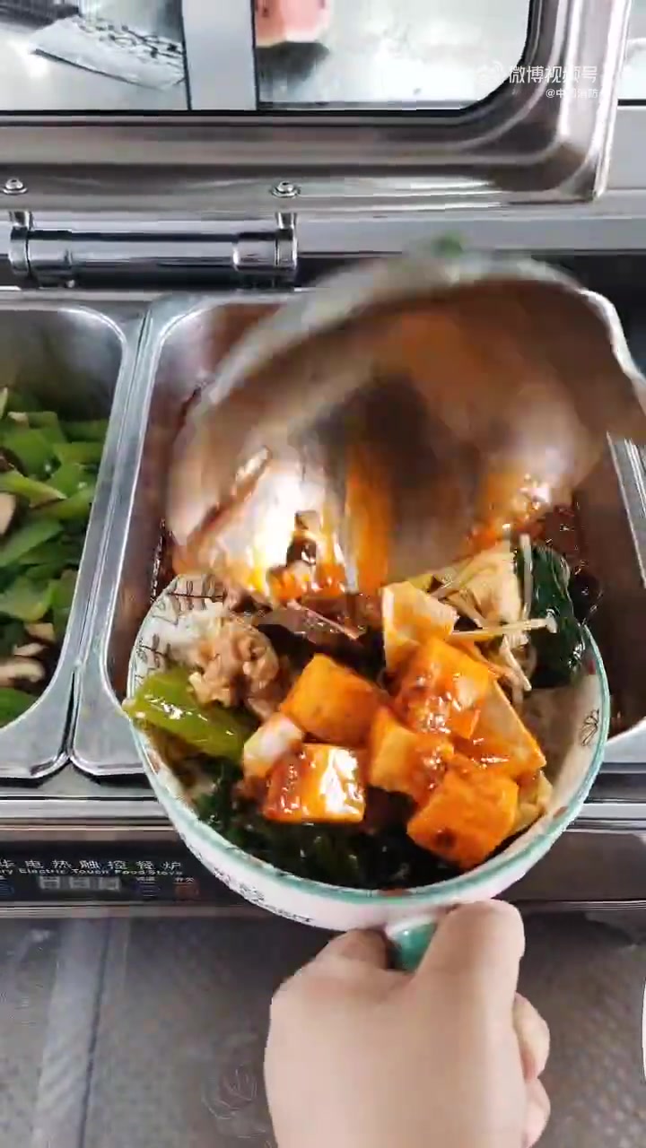 第一视角带你走进 的大食堂,看看今天大厨都做了啥?蓝朋友米饭打底,韭菜炒鸡蛋、水煮肉片、麻