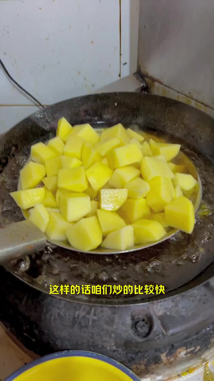 板面面馆特色菜有哪些,大盘鸡做法教程分享,中华板面王文庙店