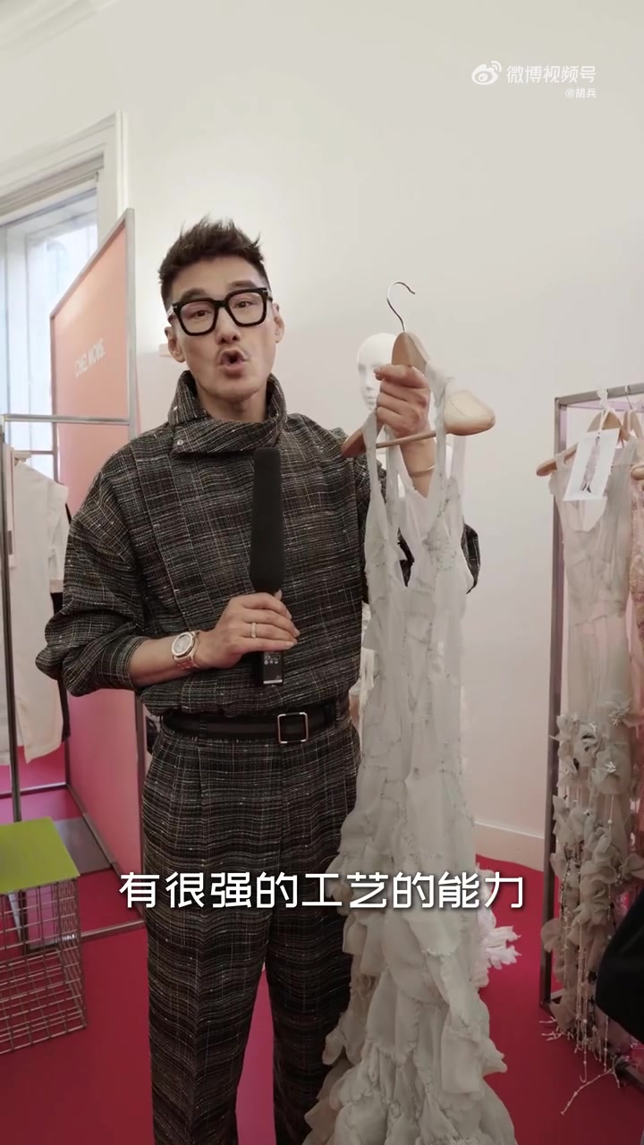 观众朋友们:我们现在来到了意大利本土设计师的展台,运用回收的环保材料,纯手工制作,每件衣服