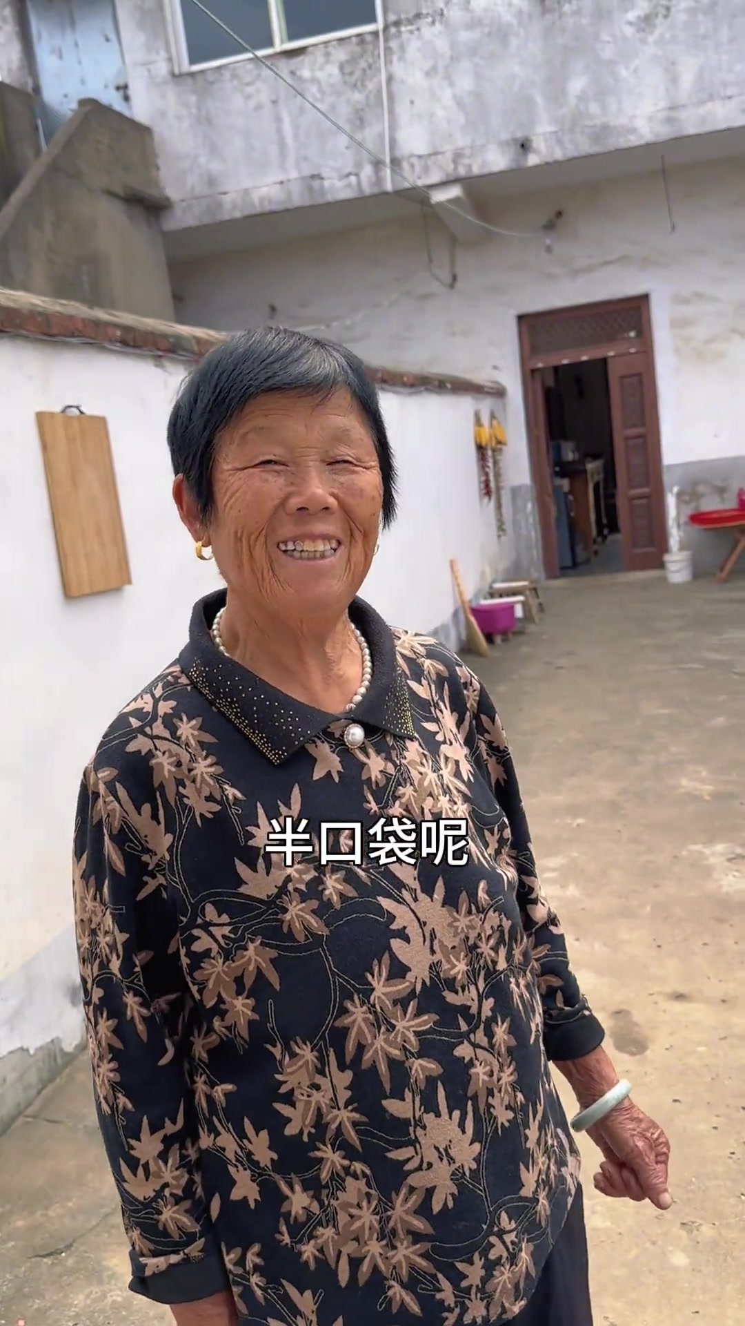 这秋收还没忙完,秋种又开始了,犁田耙地种完油菜,中午烧个红烧肉鹌鹑蛋,是真香真好吃!农村美