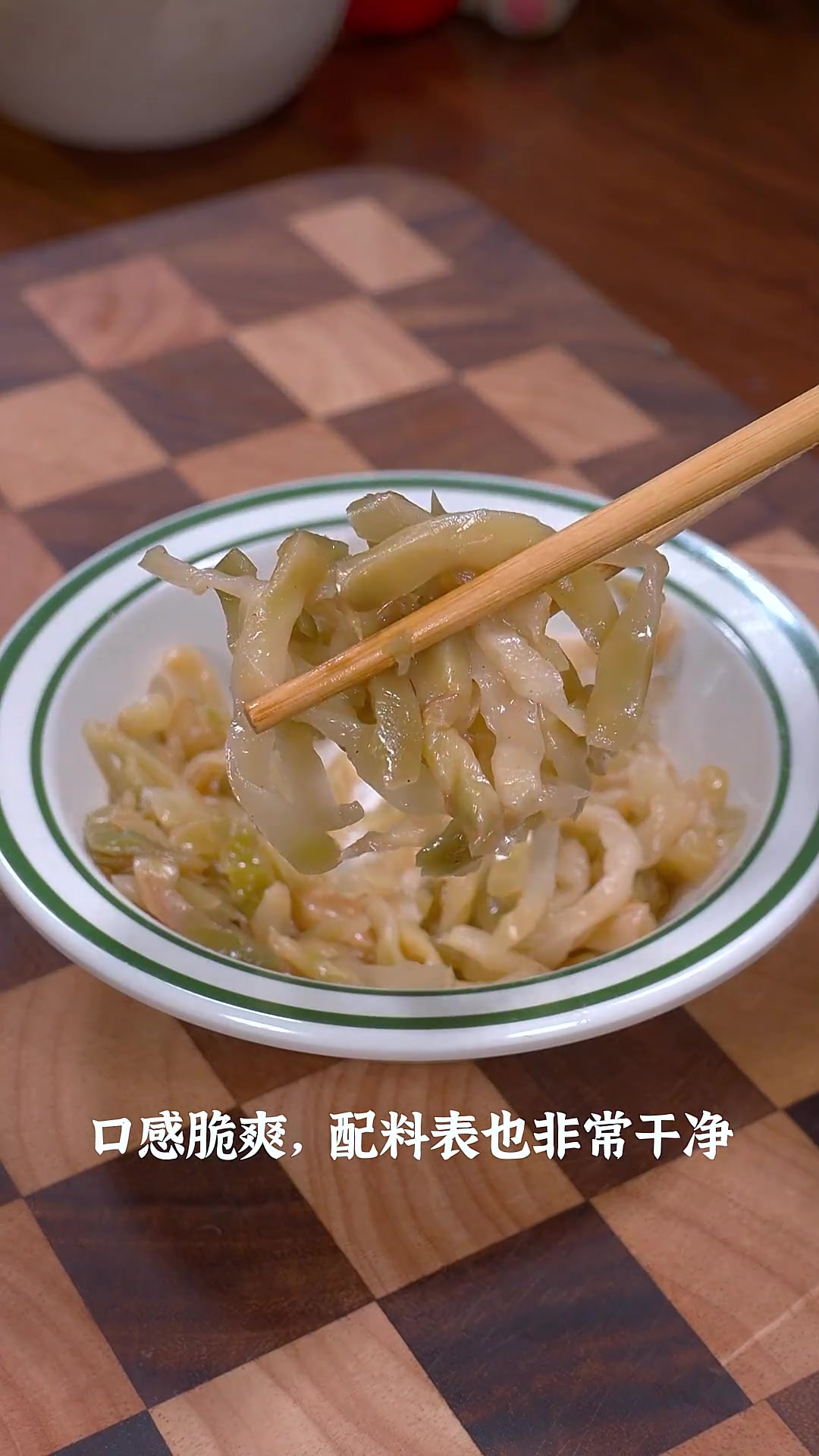 榨菜炒莲藕 秋天是吃莲藕的季节,今天分享一个小技巧,好吃又下饭 莲藕炒榨菜