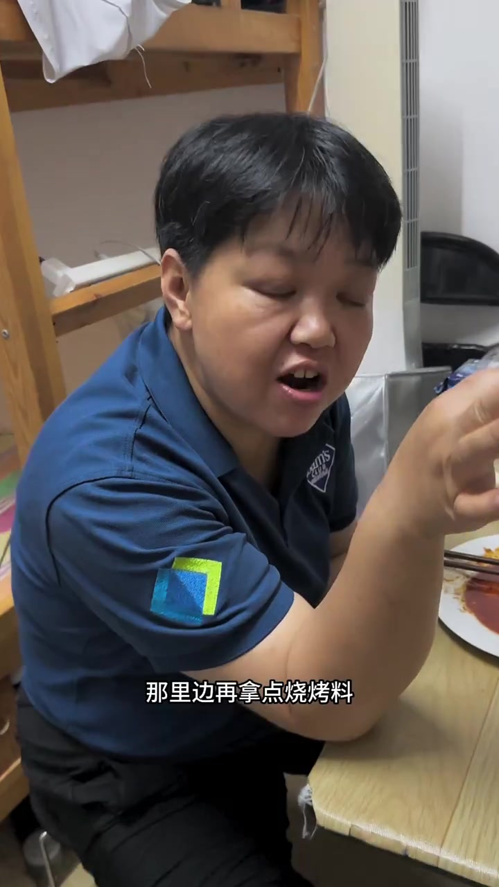 一家五口北漂,在12平宿舍的真实生活!有个不扫兴的婆婆有多幸福!晚上和公公婆婆一起吃点羊肉