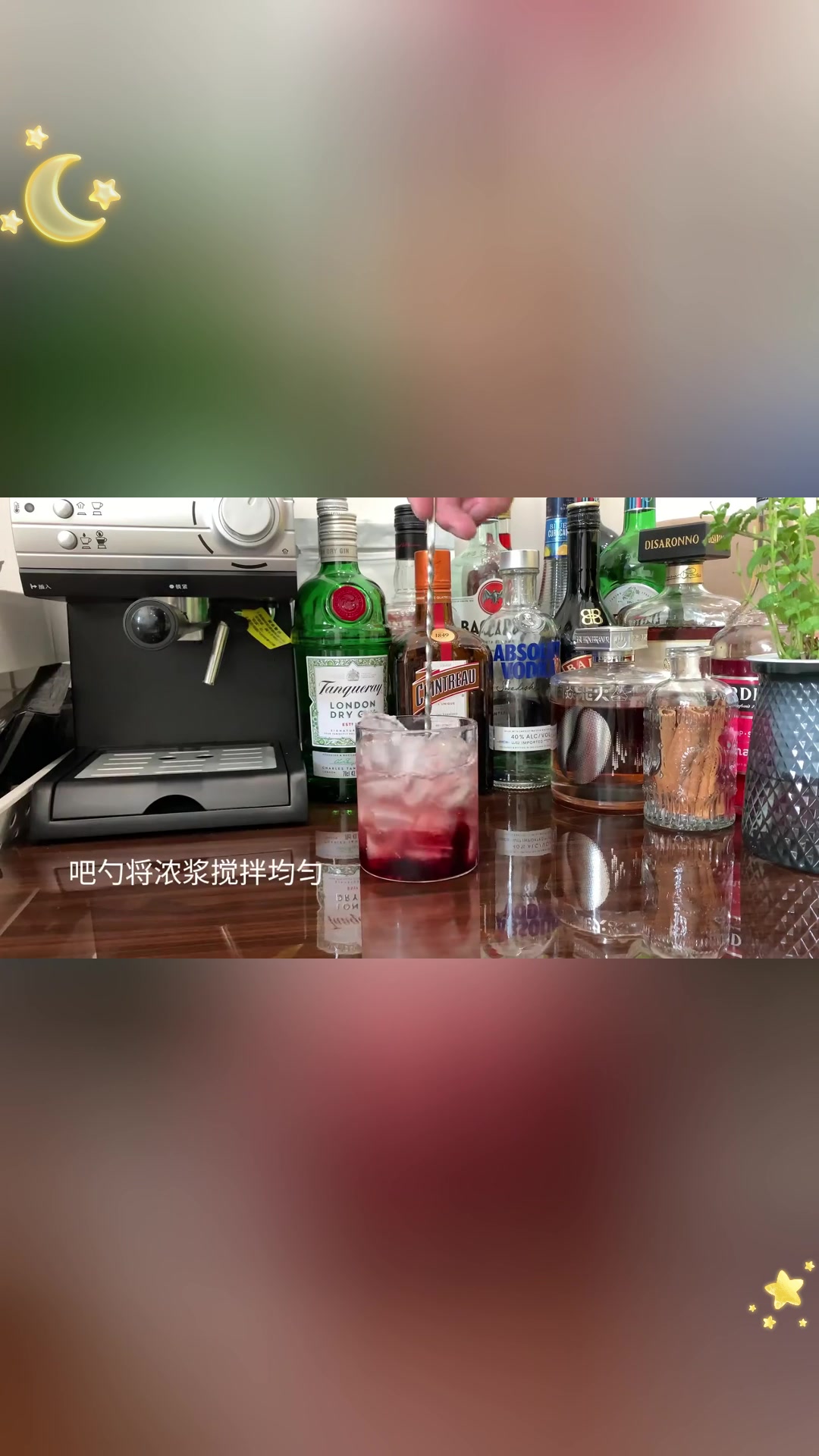 自制神仙饮品,黑加仑与气泡养乐多的完美搭配!
