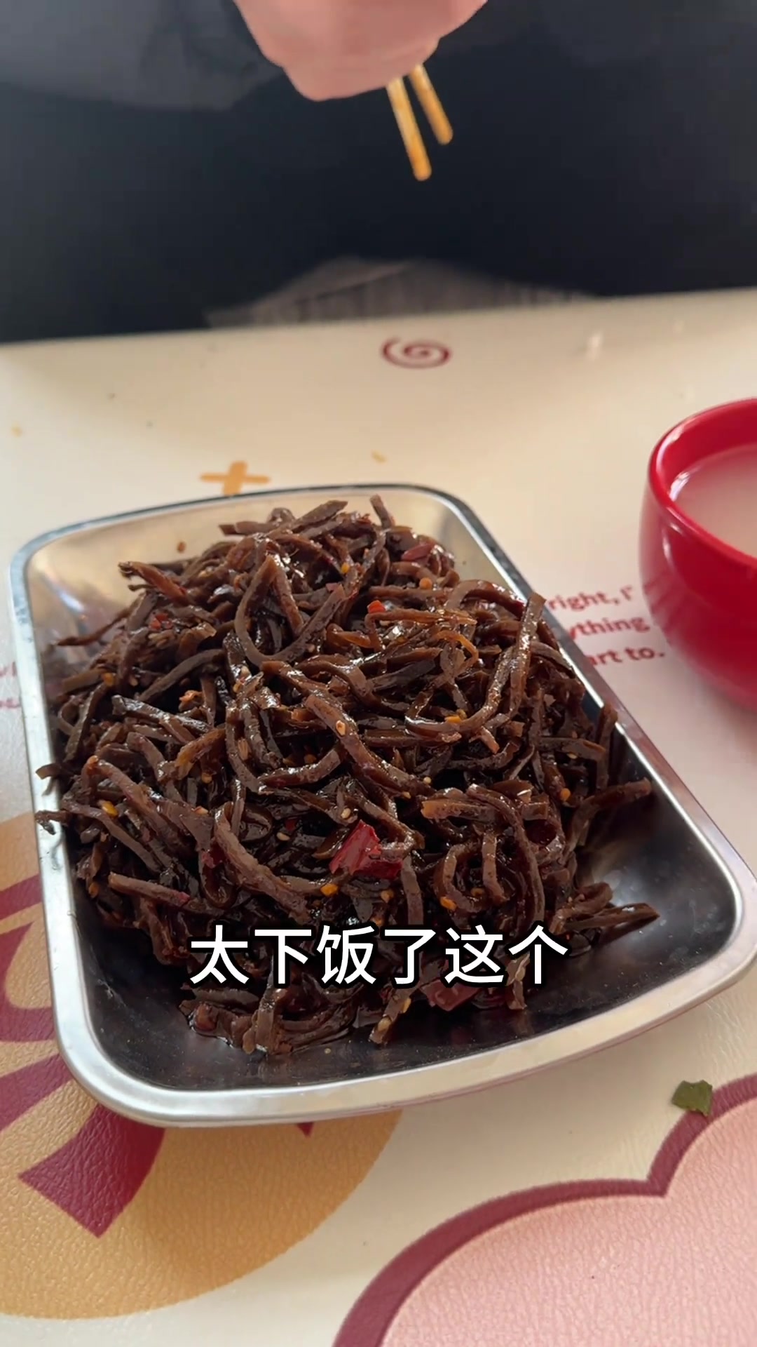 守在父母身边,享受农 早晨的慢时光。牙爸爸 一大早下地干活,云朵妈妈做好了早饭,包子配咸菜