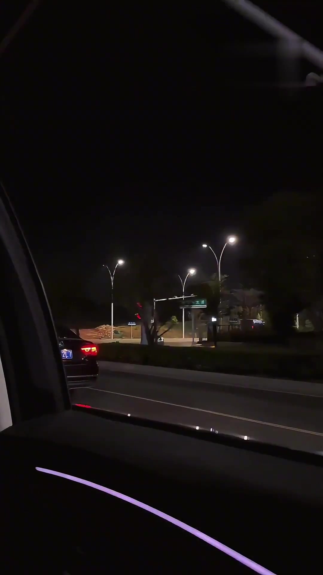 月光轻轻洒落在我的肩膀,拂去我那一身的尘香