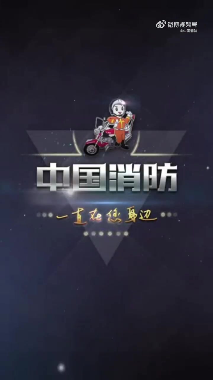 近日,陕西咸阳,男子回家途中不慎掉入泥潭,挣扎了几下陷得更深,吓得不敢动弹赶紧报警求助。陕
