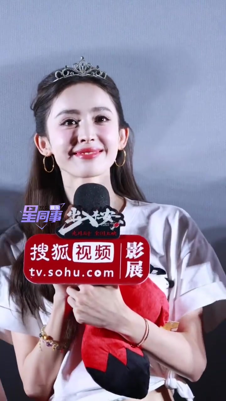 头戴皇冠的娜扎公主