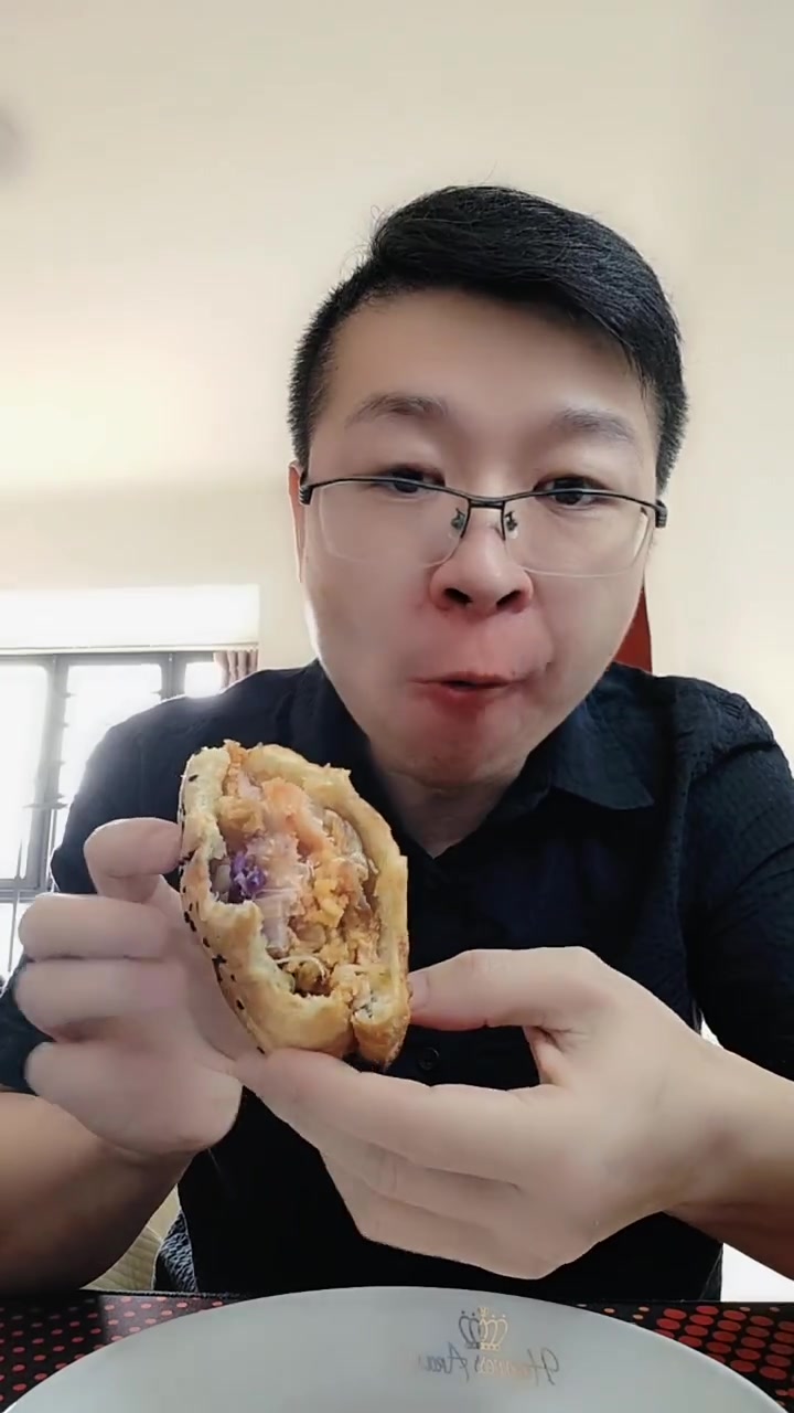 汉堡并不是我们想象中间的垃圾食品,实际上汉堡是有两块面包中间夹着肉,还有一些蔬菜组成,从营