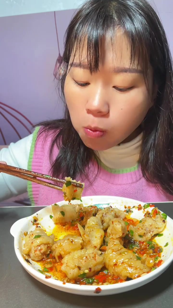 拼夕夕10.9的麻辣鸭肠压过了我的鱼皮饺第一吃鱼皮饺,好像还挺好吃的,但是鸭肠更好吃