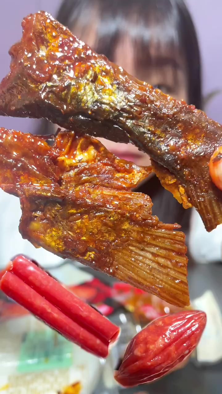 广东超火的网红零食店,一不小心会淘到爆哦!火辣辣的鱼尾有韧性而不柴,甜甜广式腊肠,有米的小