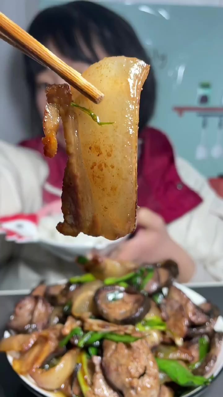 远嫁因为疫情两年多没回去,但是每年都能吃到父母做的腊肉一年寄两次,婆婆老公都很好,但是到了