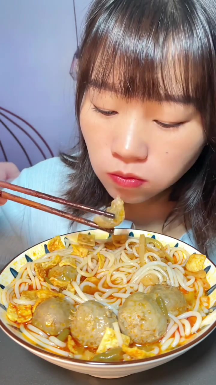 爆汁牛筋丸跟臭臭螺蛳粉是这么搭