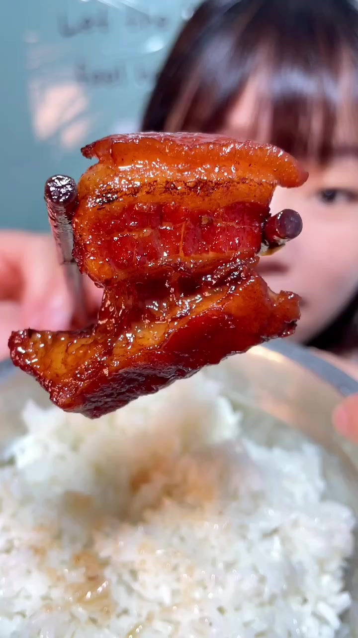 粉红粉红的一碗红烧肉甜而不腻,它是偏甜口的,爱吃甜口的宝宝可以试试呦