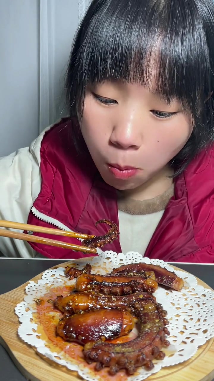 在胖偶尔也要吃个小烧烤,章鱼八抓鱼区别在哪里啊,好是好吃这腿子有点恐怖啊,感谢支持给个小红