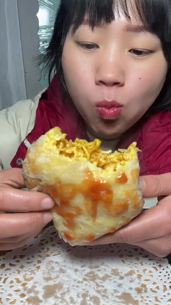 来来火鸡面和手抓饼的神仙吃法,能看出上面什么字吗。能实现上面那个字吗热了告诉我一下我写了很