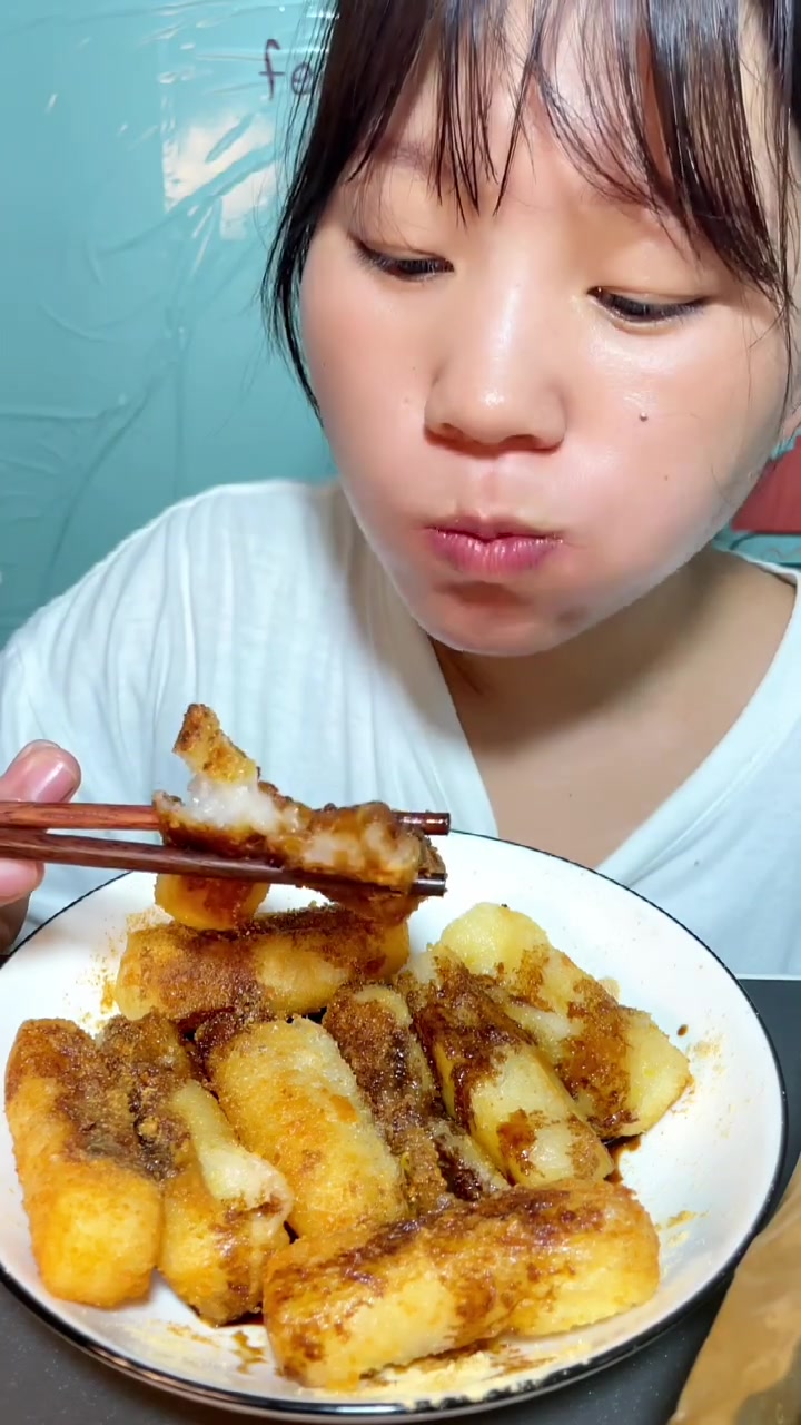 糯唧唧油滋滋的食物你们爱吃哪些呢,我们云南的糍粑那可是比头都大