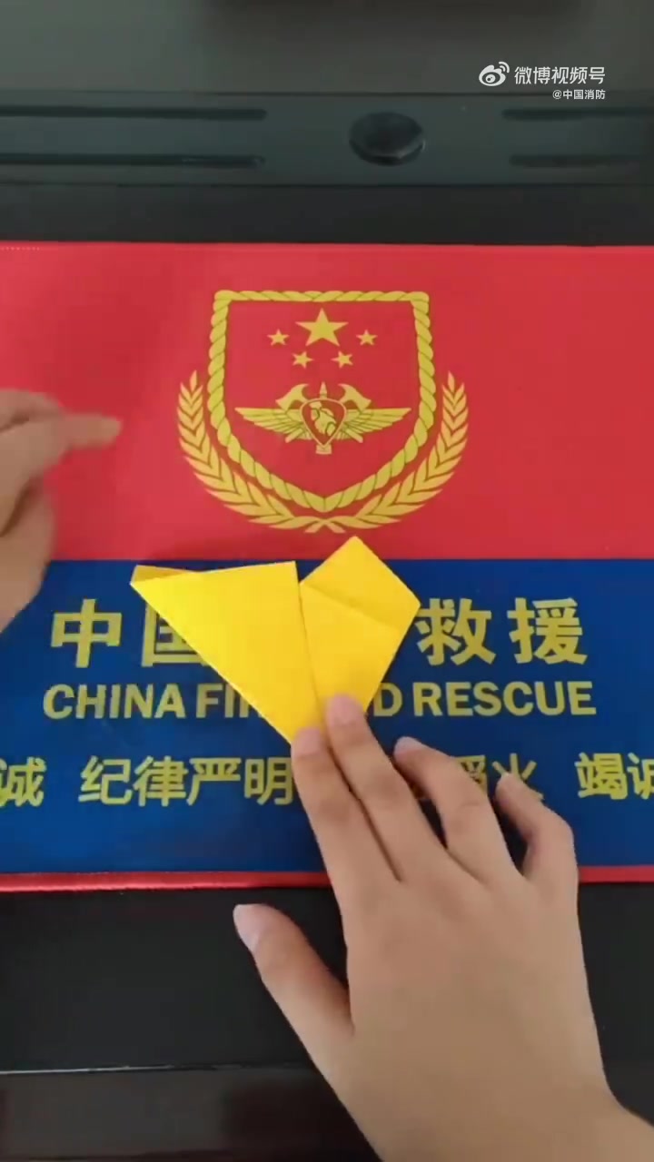 国庆将至,自己做些小装饰点缀节日气氛吧!跟 学折一个立体五角星,看起来好像挺复杂,动起手来