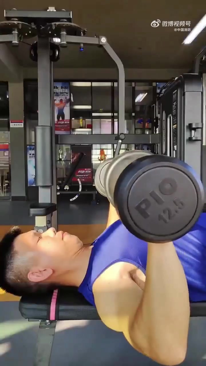 不少健身人士痴迷于练出一个完美的胸型,蓝朋友也注重锻炼胸肌,不过不是为了好看,而是因为上半