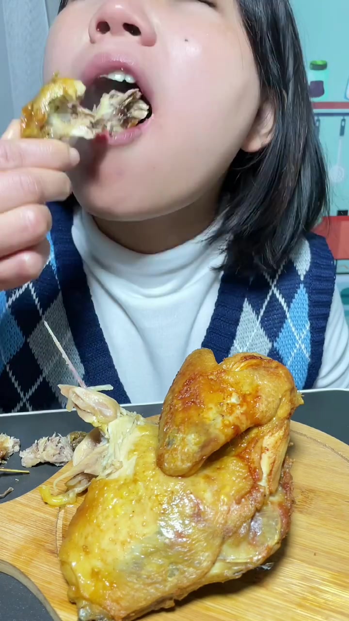 吃鸡头有些人可能觉得奇怪,在我们云南不奇怪以前小时候鸡头都是长辈吃或者家里老人吃,感谢您们