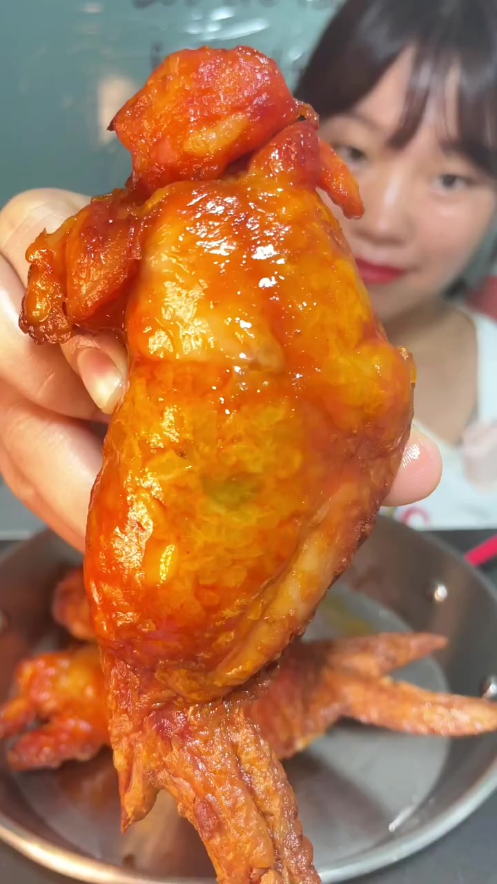 大晚上吃个没吃过的鸡翅包饭