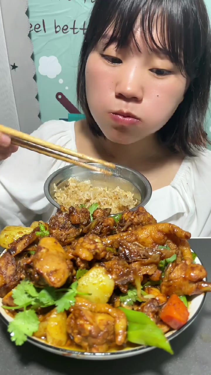 现在吃饭不敢发出任何声音,有什么人 闲着没事干私信骂我不说那些了今天黄焖鸡做得成成功呦,去