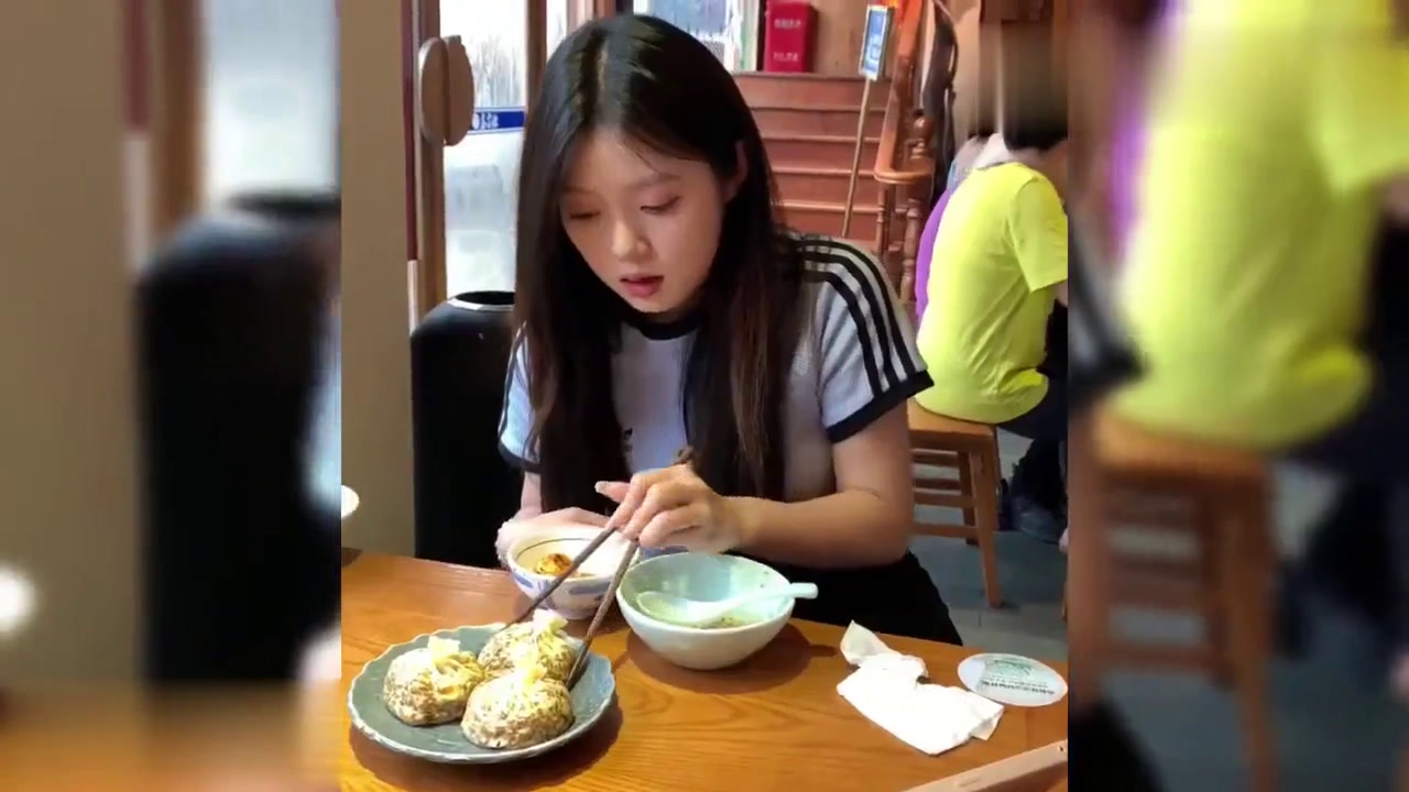 女生吃包子时一口一个,吃了三盘还没尝出味道