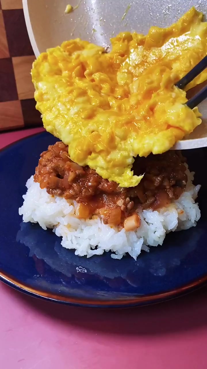 大人与小朋友都非常喜欢的芝士肉酱蛋包饭