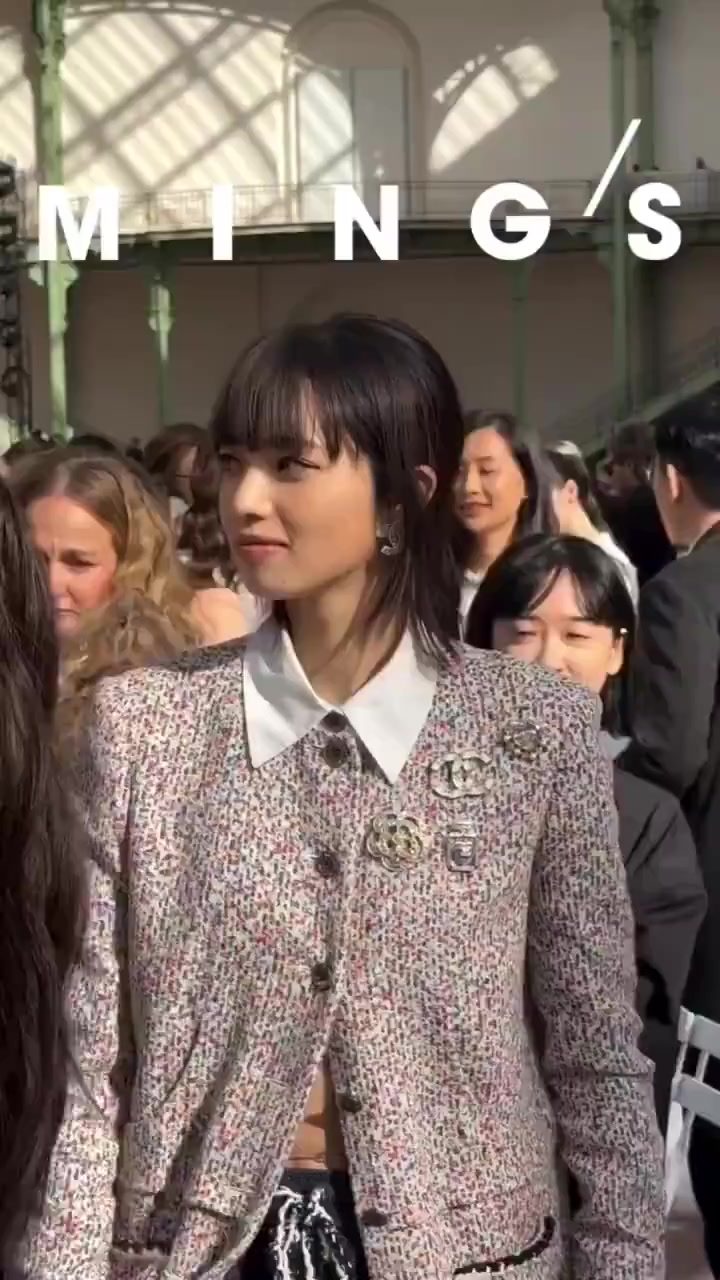 小松菜奈在CHANEL秀场,她每次穿香奈儿都很好看!
