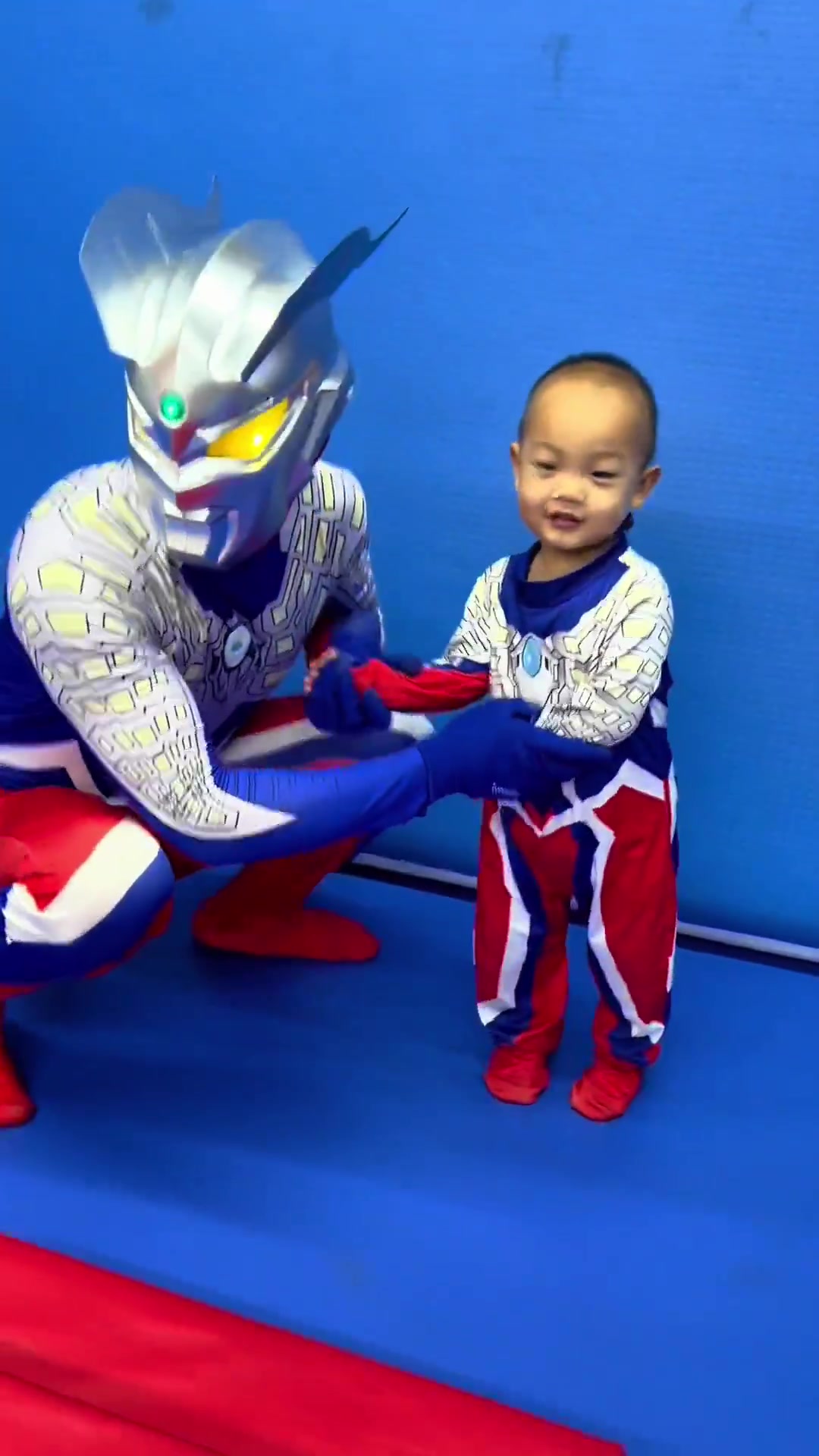 迪迦奥特曼被鳄鱼怪兽咬住了,赛罗能打败怪兽吗