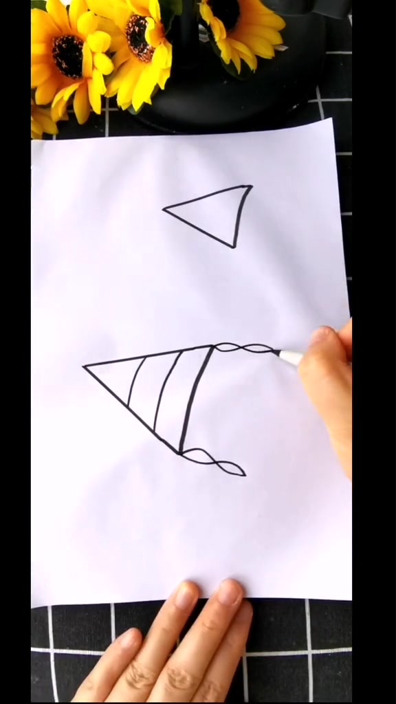两个三角形画春天放飞的风筝,春天的简笔画
