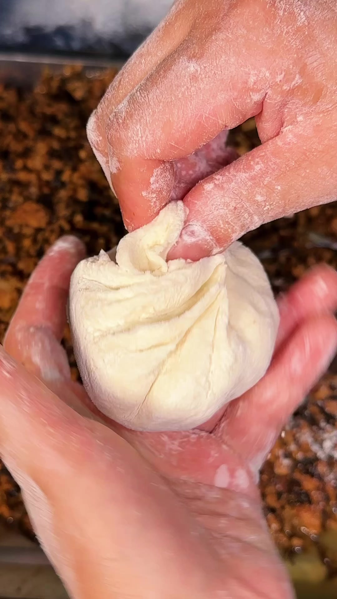 10块钱的工地大锅饭,给工友安排羊肉汤,配两个包子,很巴适