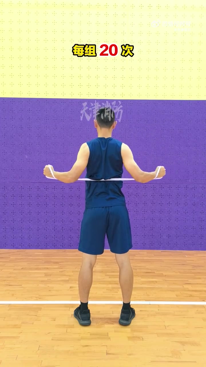 长期伏案工作缺乏运动,镜子里的你是不是也会溜肩扣肩?这可不行,不仅气质减分,身体健康也是隐