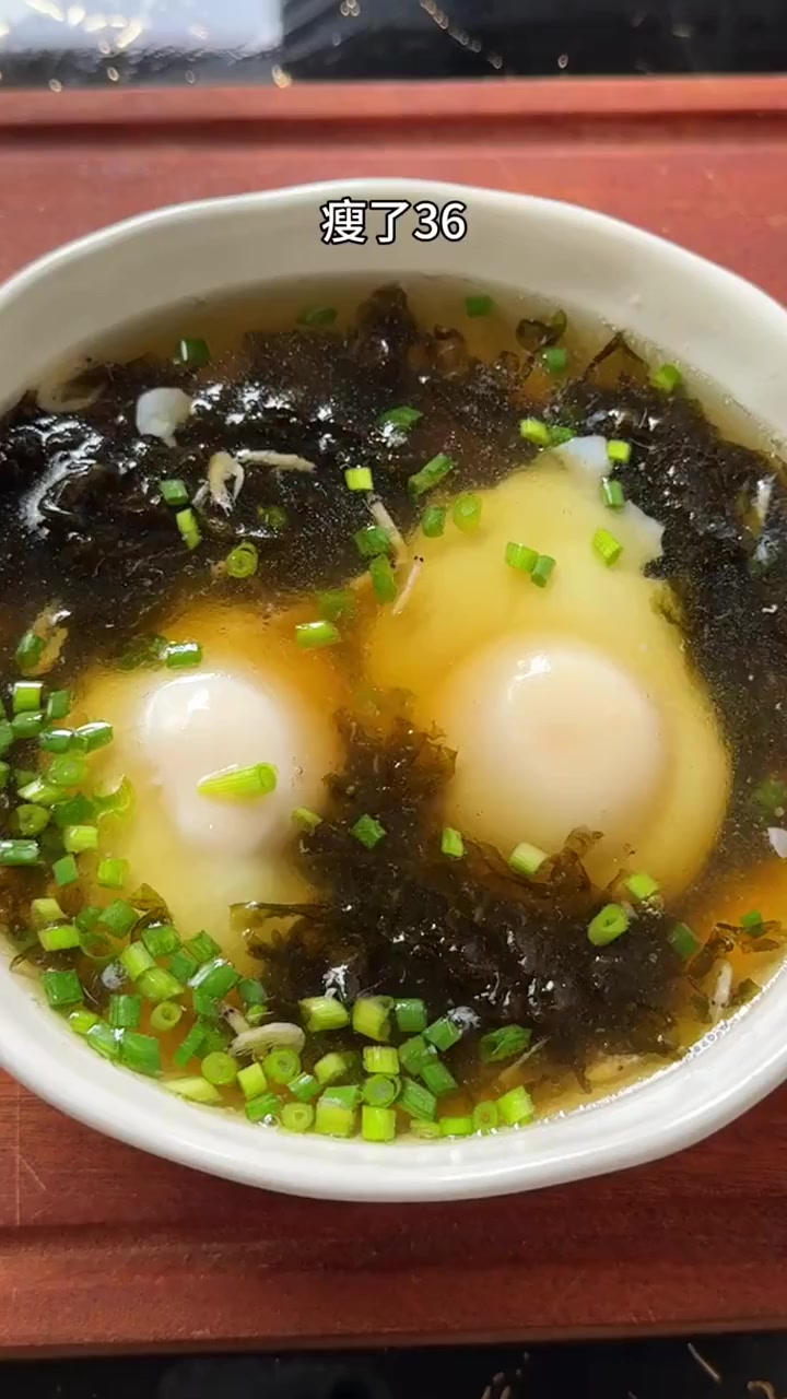 我每次卡平台期都会煮,水煮荷包蛋搭配上紫菜虾皮汤简直太完美啦