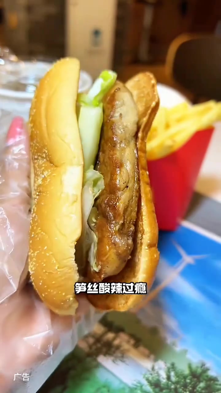 麦当劳 开胃酸笋板烧鸡腿堡限时回归,三件套仅需20多,左下角赶紧囤