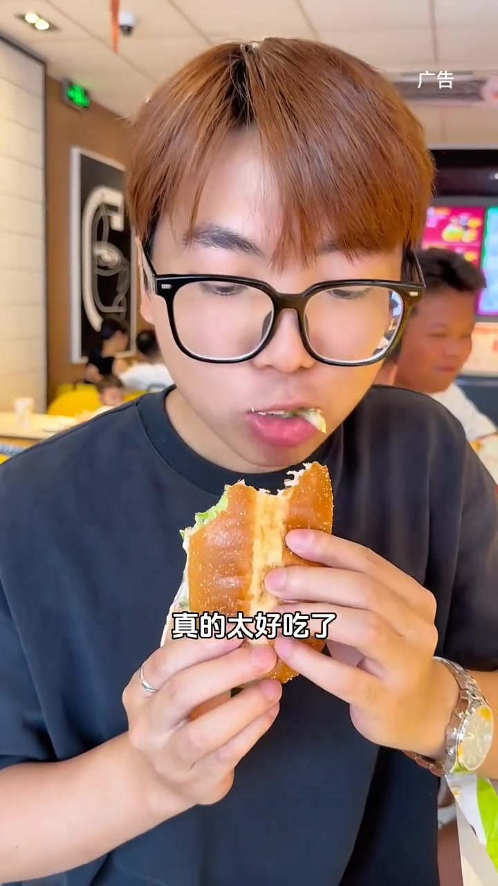 麦当劳 板烧鸡腿堡升级,鲜嫩多汁 太好吃了,经典3件套预售只需20多,左下角先囤 不用可退