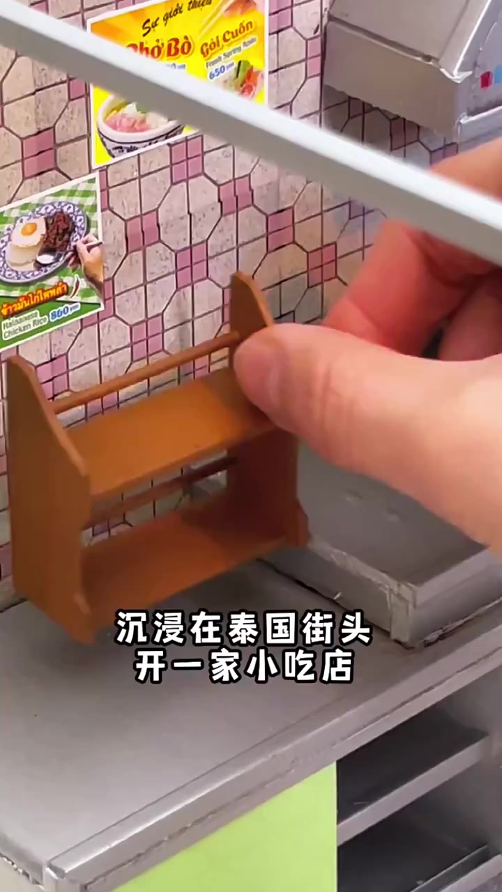 《中国女人在泰国街边开迷你小吃店》