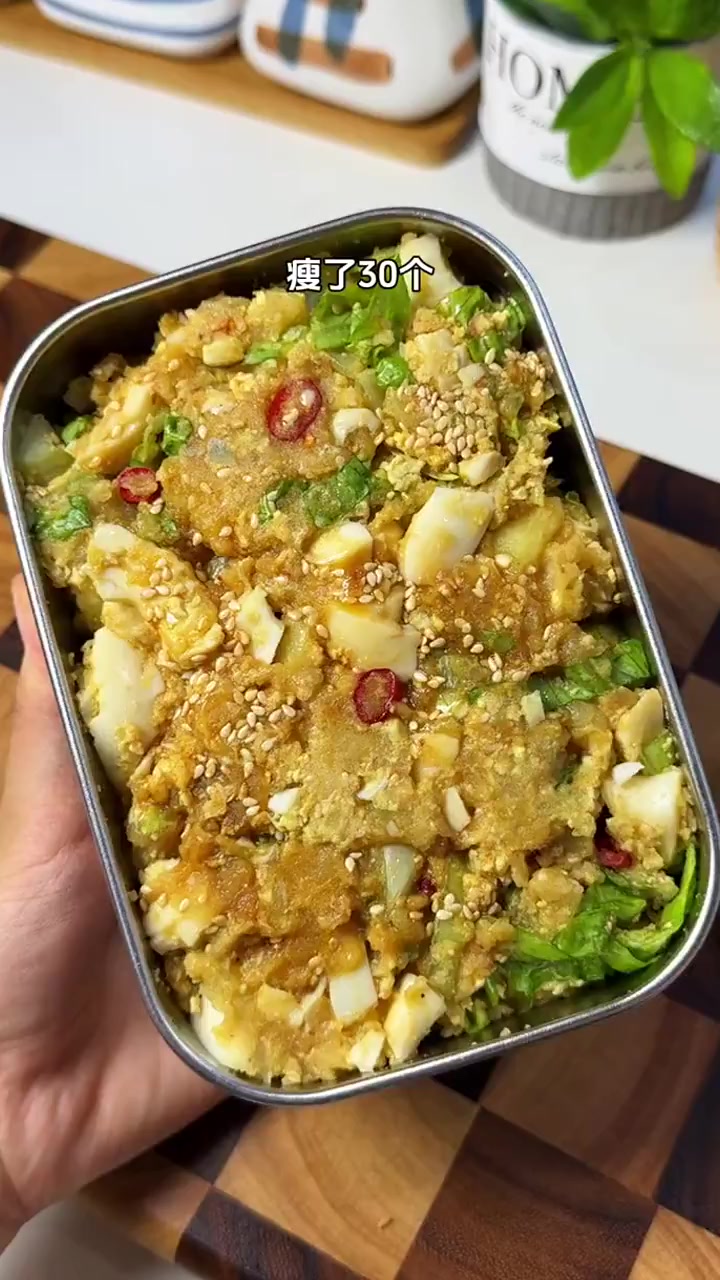 这玩意也太好吃了,10分钟就能搞定的土豆生菜鸡蛋拌!