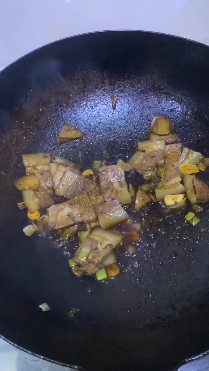 莜面栲栳栳炒压板猪头肉,这个时候吃这道菜,有点招恨