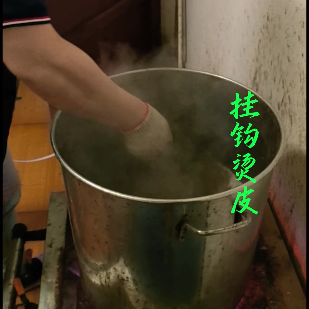 干腌好的鸭子挂上钩子就可以上色了