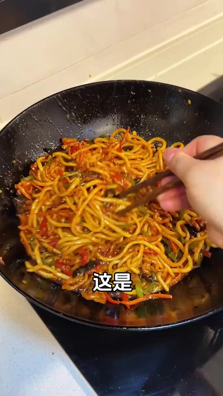 没胃口的时候一定要试试这个鱼香肉丝炒面,面条劲道鱼香味十足,酸甜微辣太好吃了