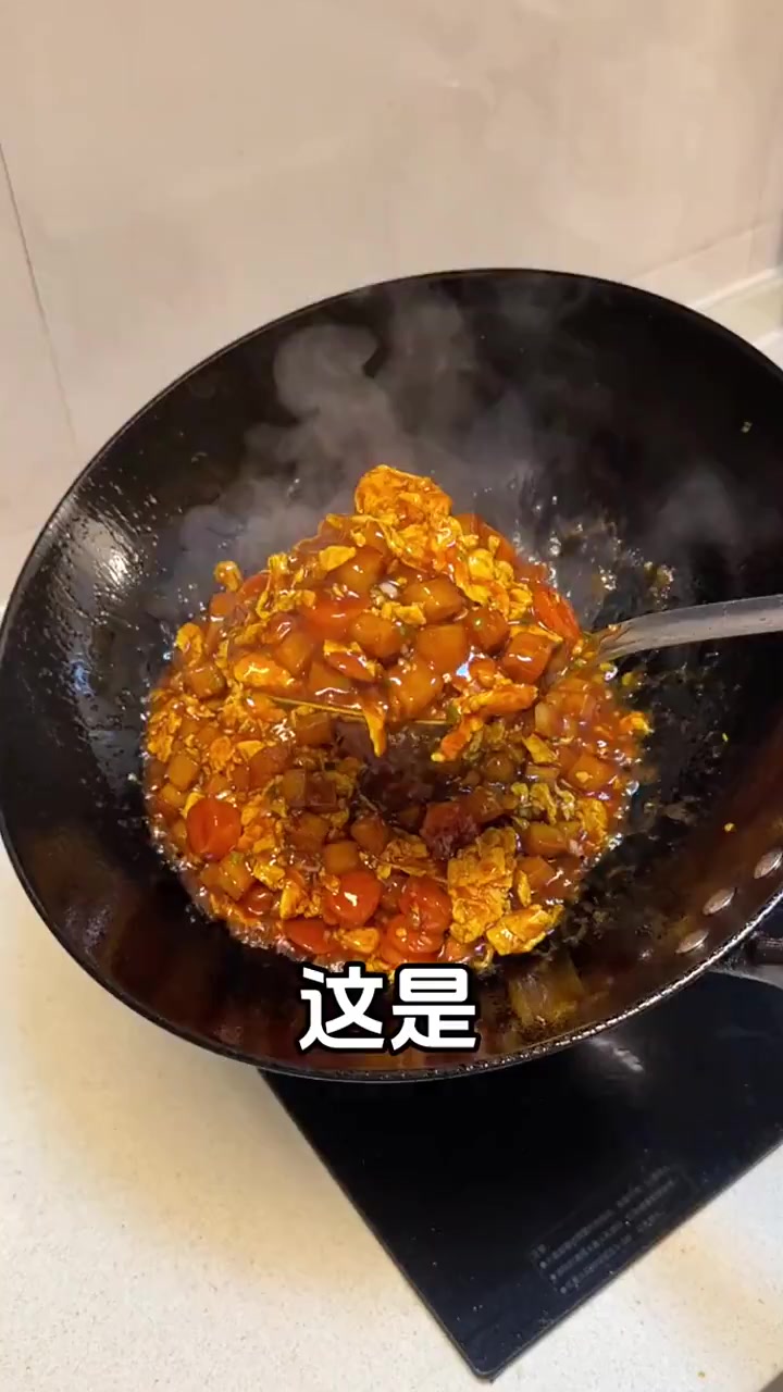 几分钟搞定的下饭菜糖醋土豆鸡蛋拌饭,土豆喷香软糯,做法简单又好吃