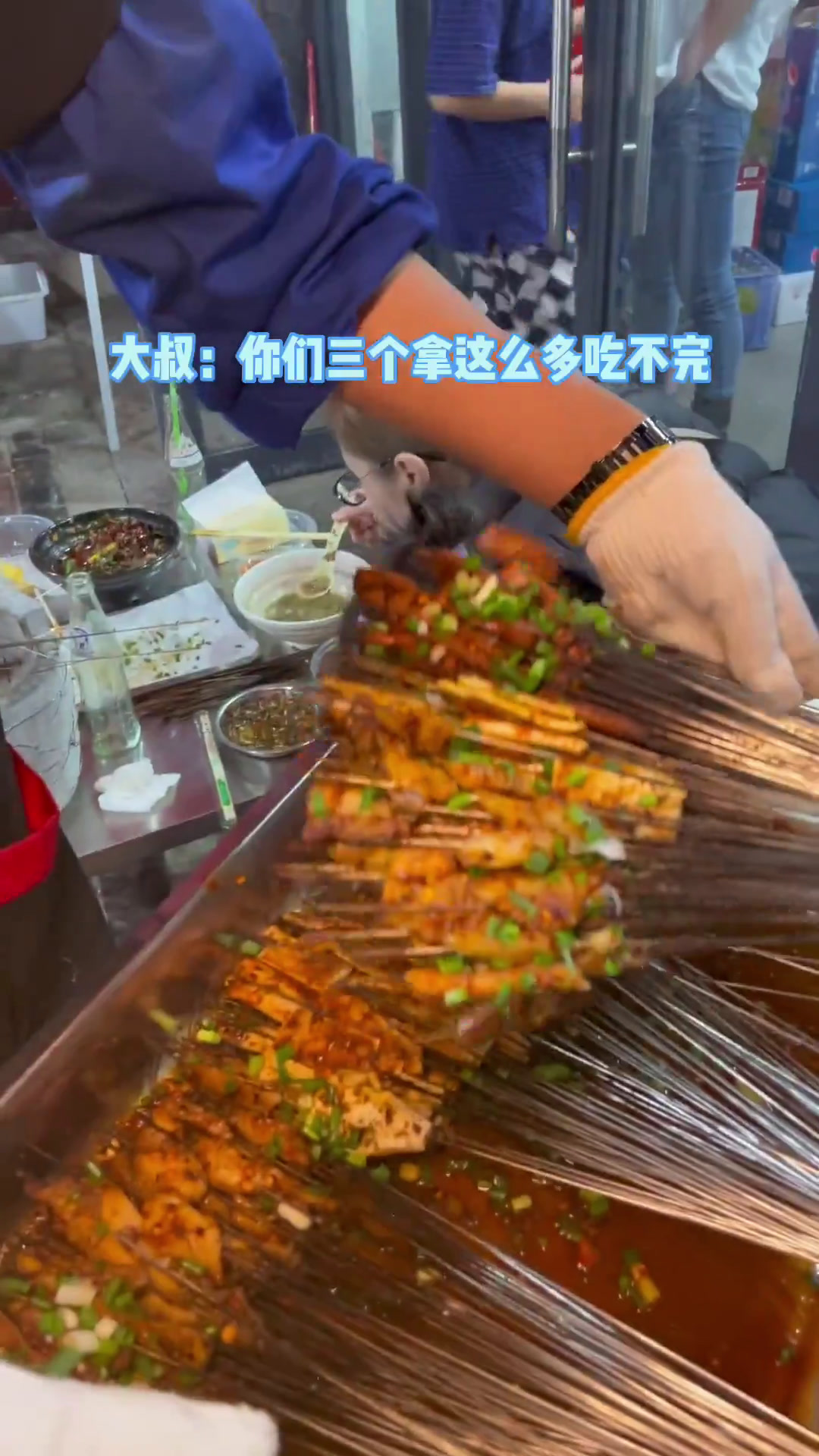 铁签烤肉不能一把全部放到炉子上去放着