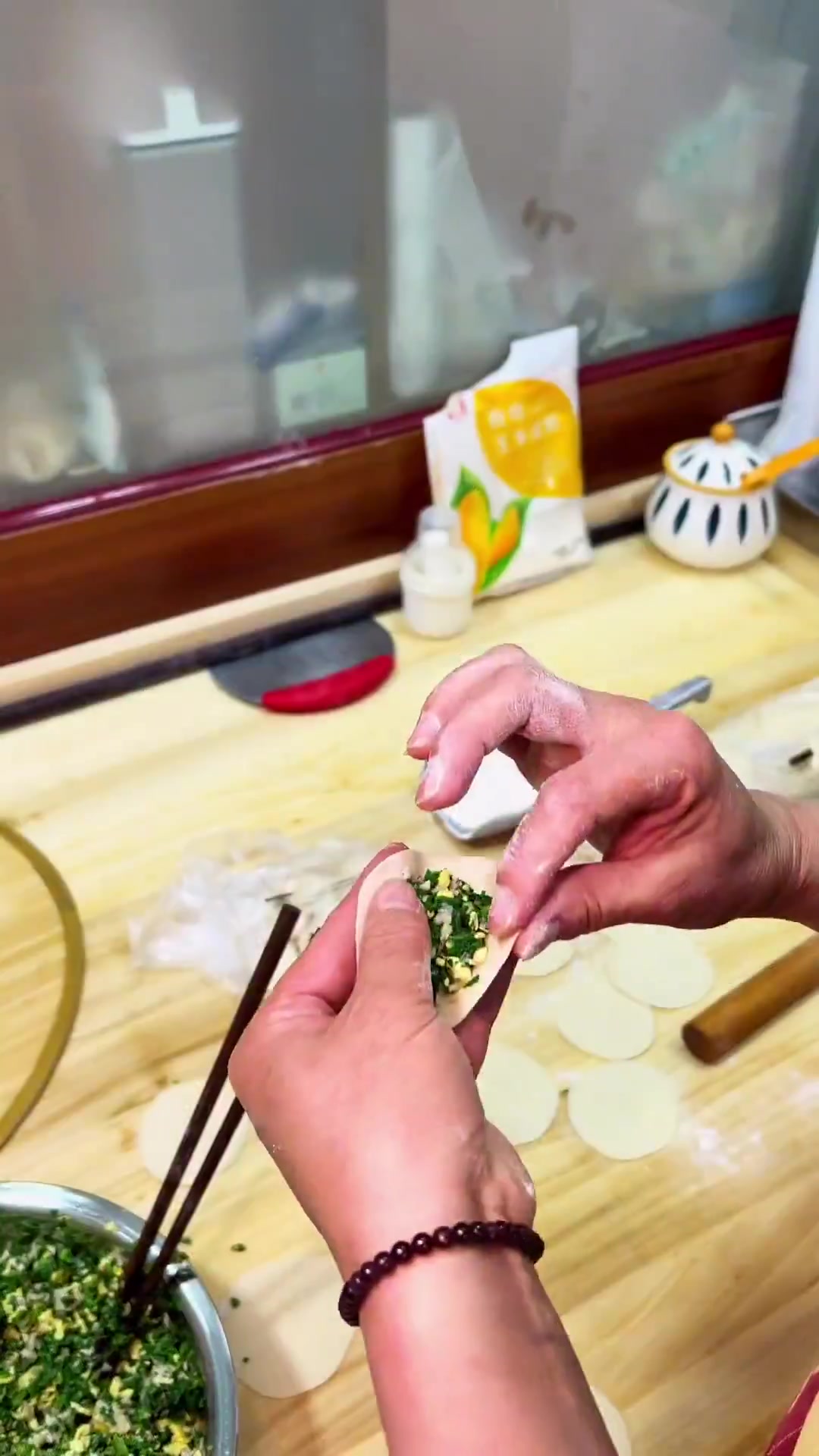 春暖花开怎么能不吃一顿荠菜饺子呢这个素馅的荠菜饺子是春天