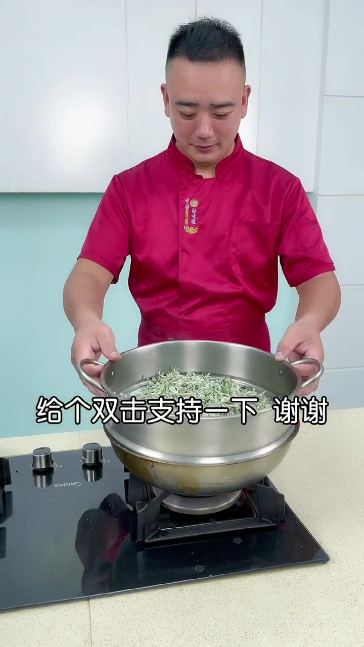 马齿间不但可以凉拌,还可以蒸着吃,蒸的马齿苋不用焯水