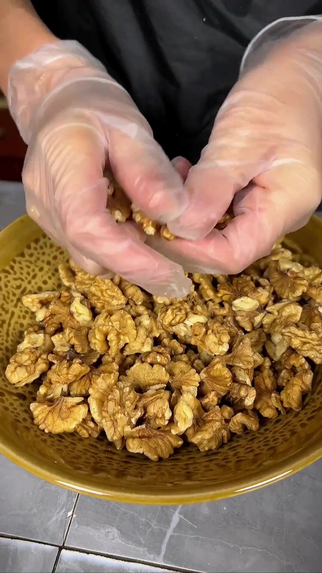 家里剩的猪皮别扔了,做成固元膏。每天吃两片