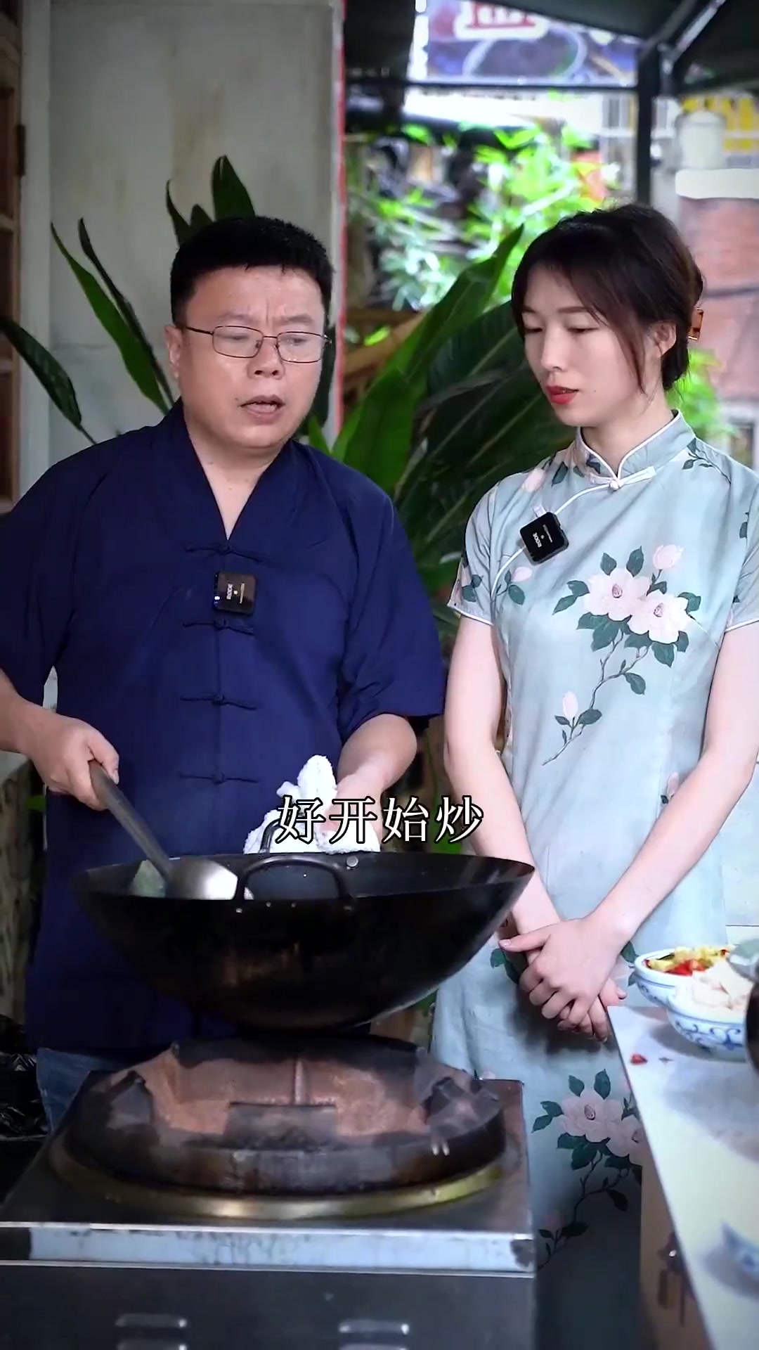 今天教大家饭店肥肠鱼的做法,味道十分正宗