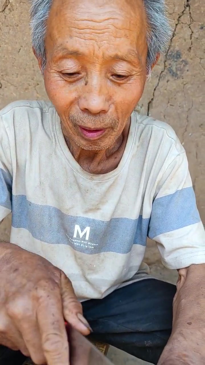 今天赶场又吃到小时候爸爸为了哄我们开心的一道菜,这算不算鱼香肉丝,算不算你们小时候眼中的鱼
